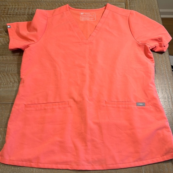 Figs hot coral scrub top - Picture 1 of 8